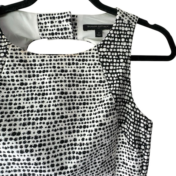 BANANA REPUBLIC | NWOT BLACK & WHITE OPEN BACK SLEEVELESS SHEATH DRESS | SIZE: 2 - Picture 3 of 10